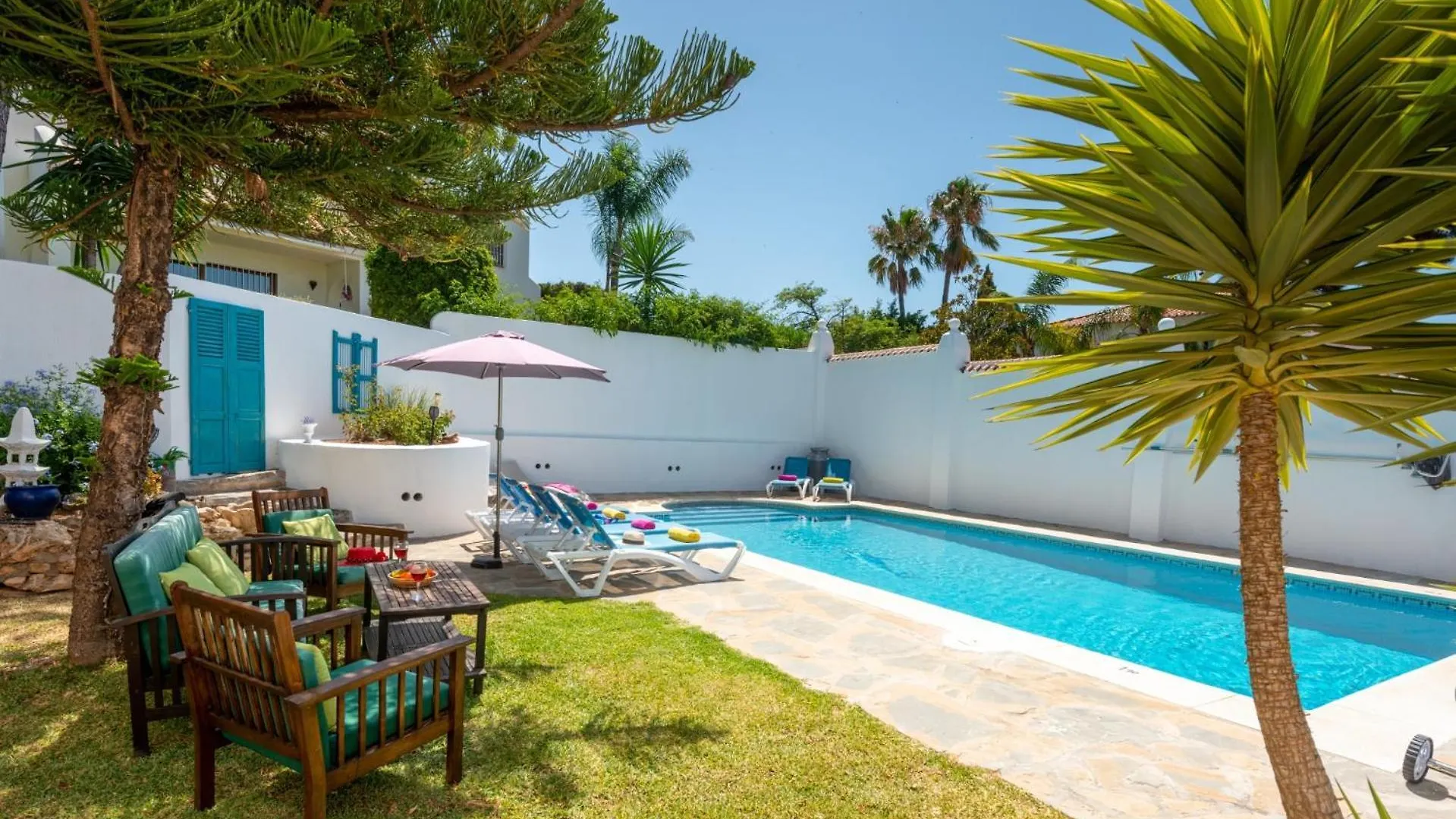 Villa Holivista Elegant 4-Bedroom Spanish Villa In אסטפונה