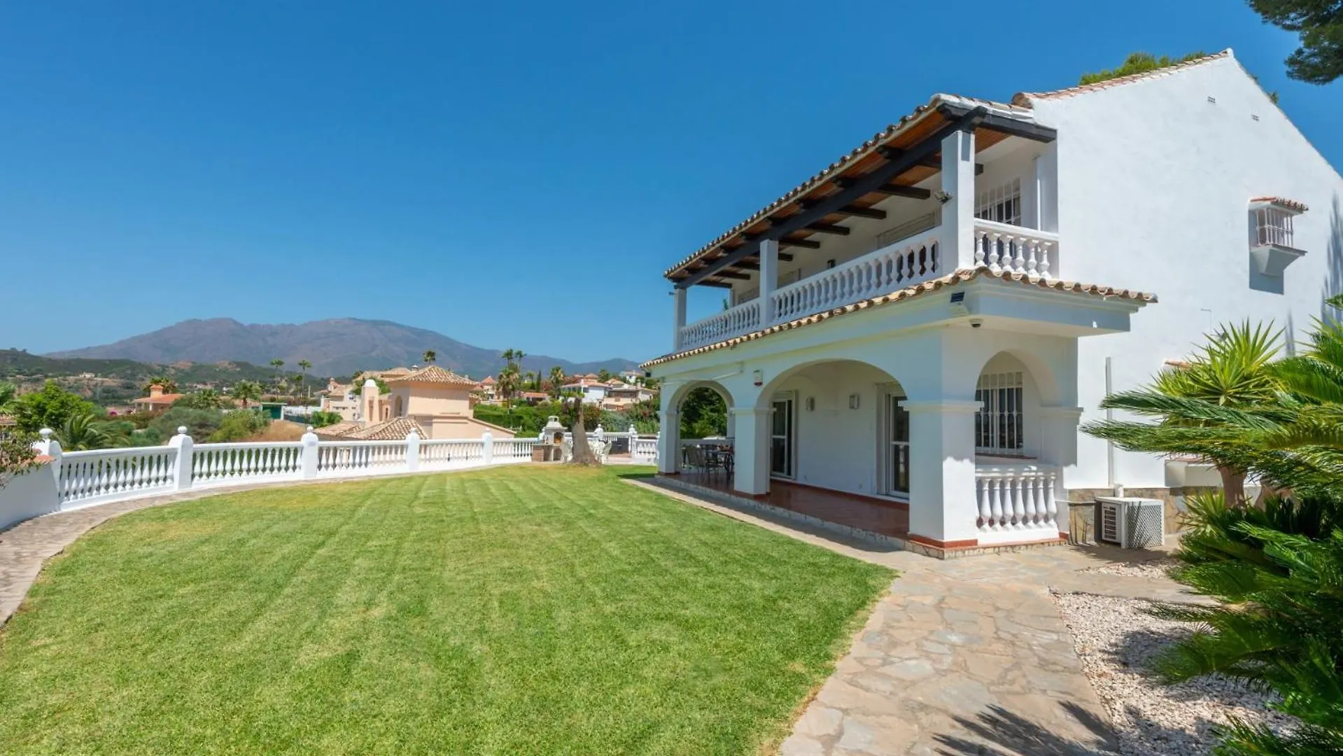 Villa Holivista Elegant 4-Bedroom Spanish Villa In Estepona