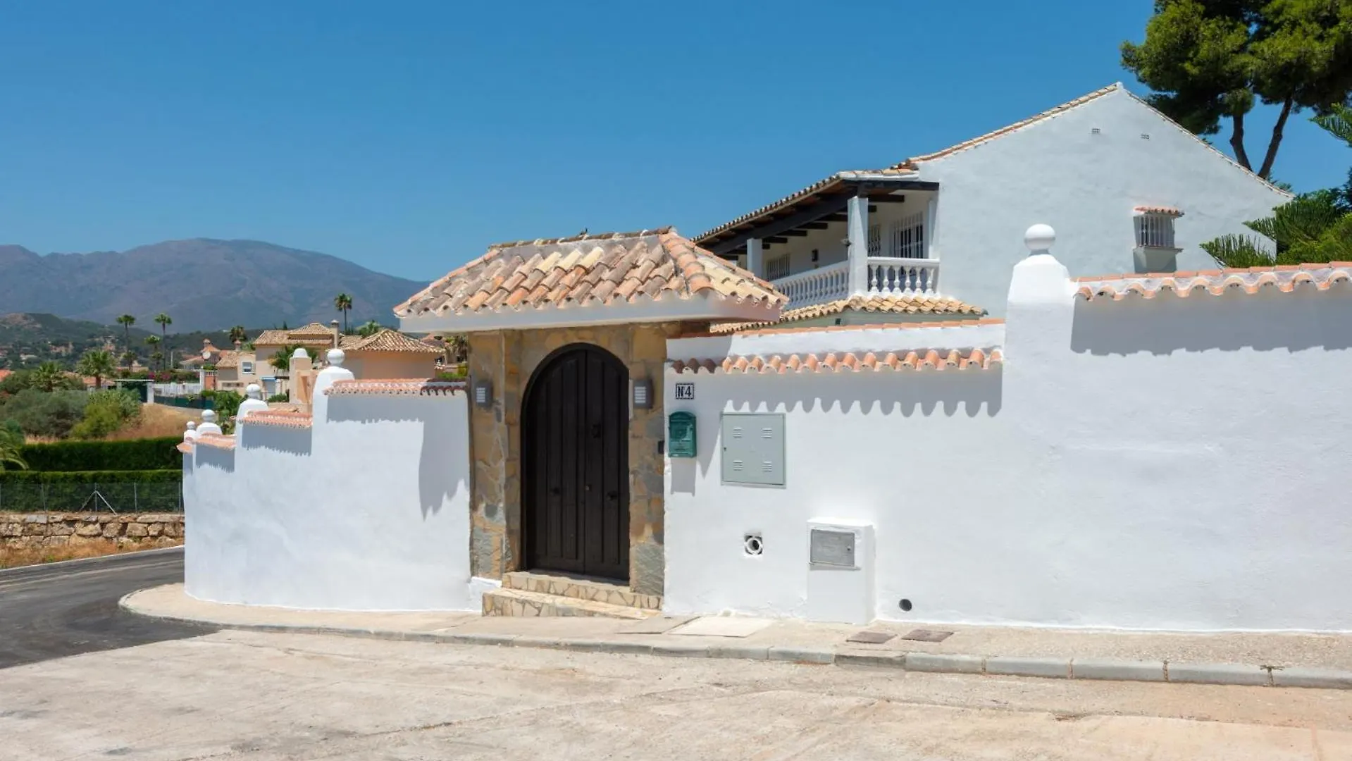 Villa Holivista Elegant 4-Bedroom Spanish Villa In Estepona
